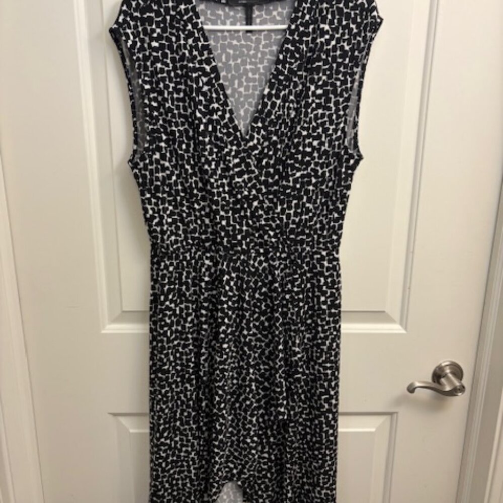 Black & White Geometric Print Sleeveless Midi Dress – Classic & Chic